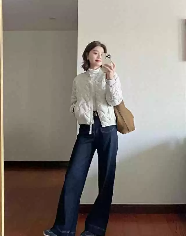 秋冬棉衣搭配秘籍：奶白菱格短棉服与藏蓝阔腿牛仔的简约质感穿搭