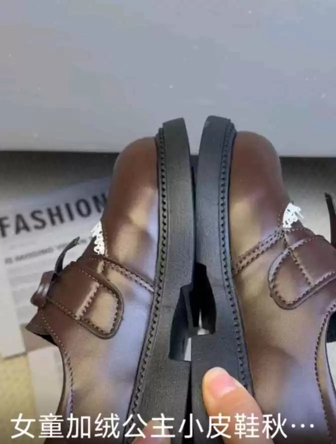 小男孩穿衣搭配宝藏单品:黑猫警长单网童鞋,透气不闷脚,孩子跑跳更自由!