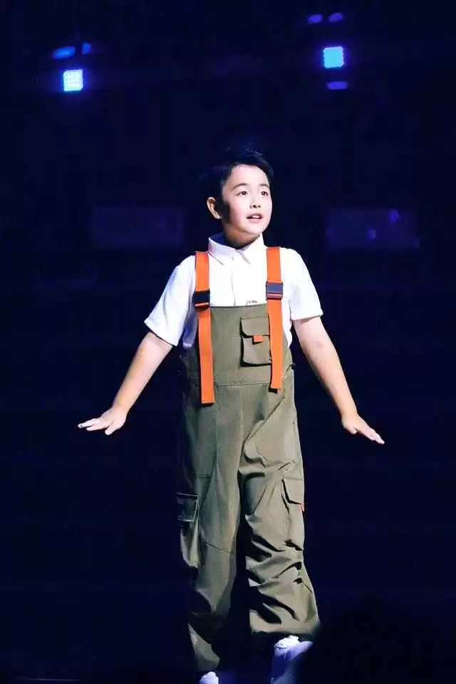 朵朵搭配穿衣:看朵朵如何拍出妈妈佟丽娅的时尚大片