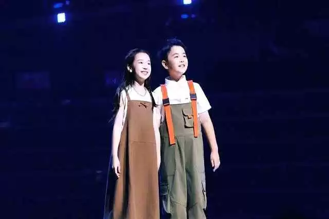 朵朵搭配穿衣:看朵朵如何拍出妈妈佟丽娅的时尚大片