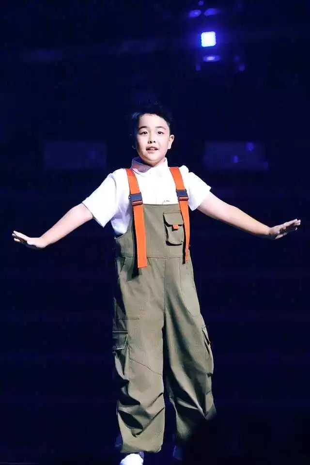 朵朵搭配穿衣:看朵朵如何拍出妈妈佟丽娅的时尚大片