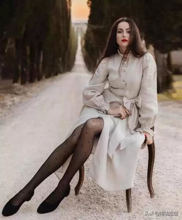 夏日丝袜穿搭秘籍:掌握这几种穿法,轻松穿出高级感