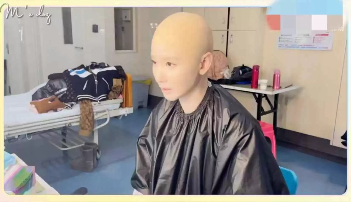 光头造型穿搭指南：40岁张萌惊艳挑战，奢侈针织衫搭配颜值依旧在线