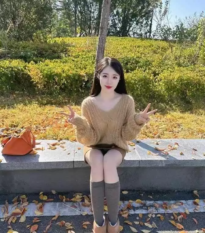 穿衣搭配层次:一浅一深,再搭配浅色,氛围感十足