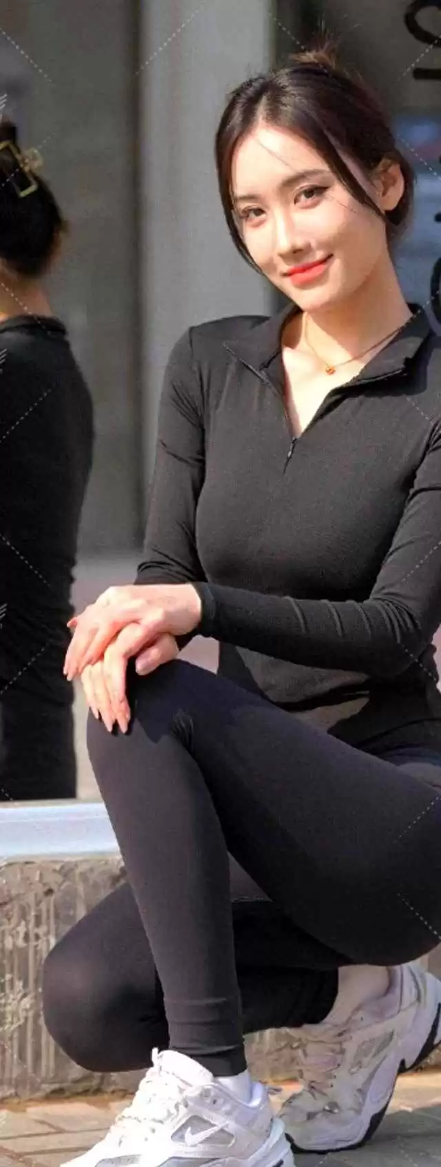 胖女生学院风穿搭攻略:黑色修身上衣+高腰瑜伽裤,轻松展现自信形体美 胖女生学院风穿搭攻略:黑色修身上衣+高腰瑜伽裤,轻松展现自信形体美