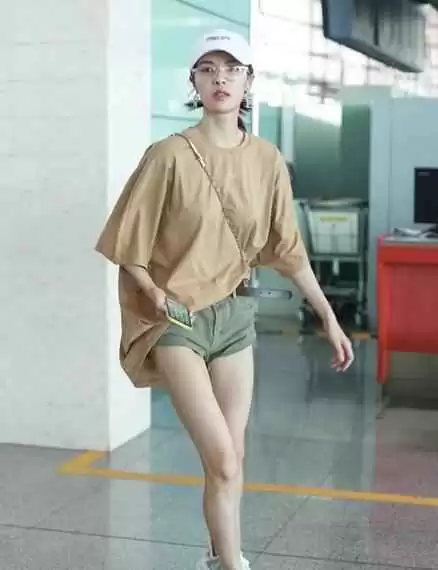 扁身材穿搭宝典：钟楚曦机场同款，浅棕针织开衫+阔腿裤，时髦又实用