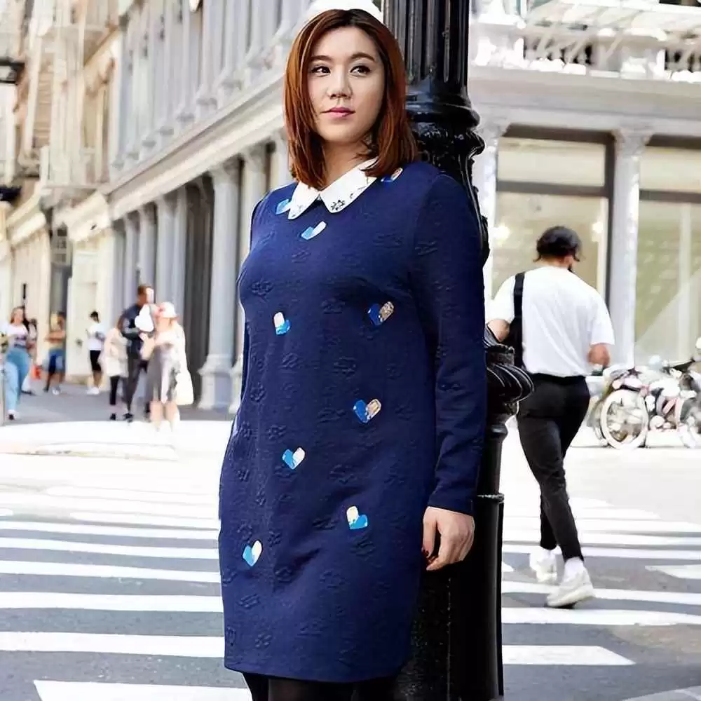 胖女生穿衣搭配秘籍：告别油腻标签，今年穿出高级时尚感！