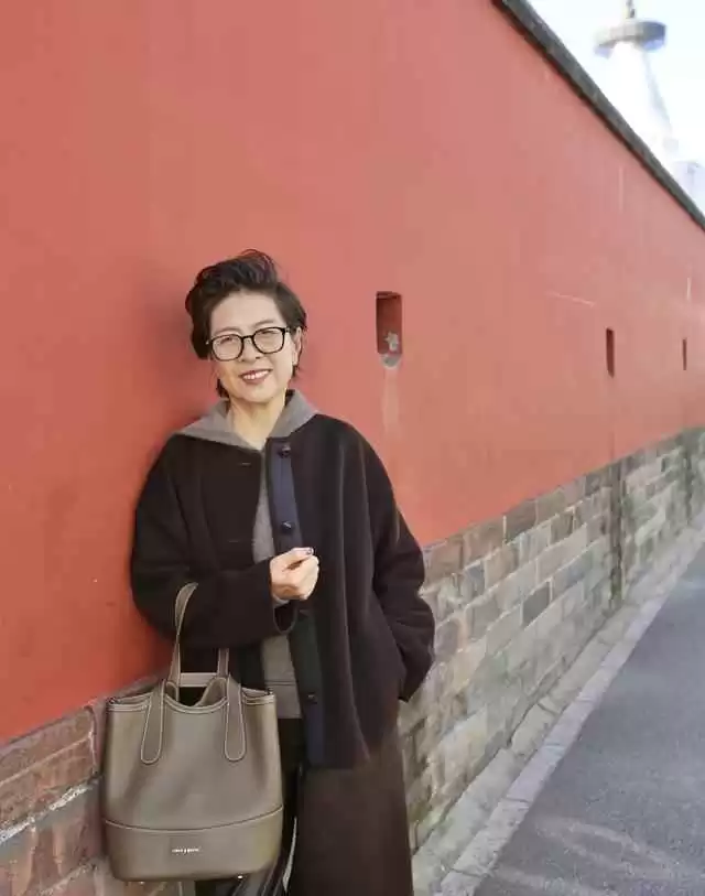 北京阿姨的深棕色时尚秘诀:60岁穿出年轻高级感