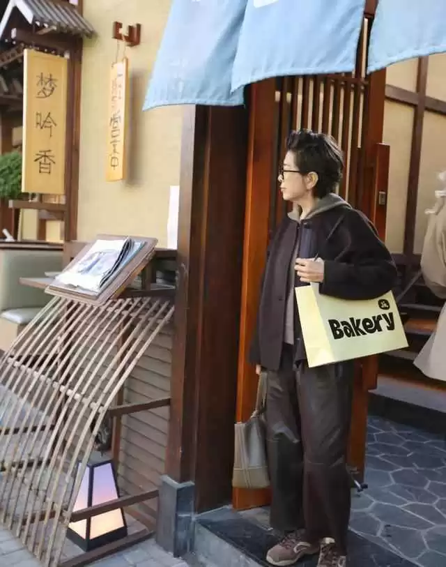 北京阿姨的深棕色时尚秘诀:60岁穿出年轻高级感