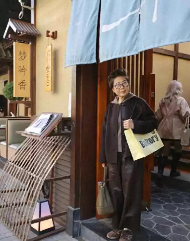 北京阿姨的深棕色时尚秘诀:60岁穿出年轻高级感 北京阿姨的深棕色时尚秘诀:60岁穿出年轻高级感