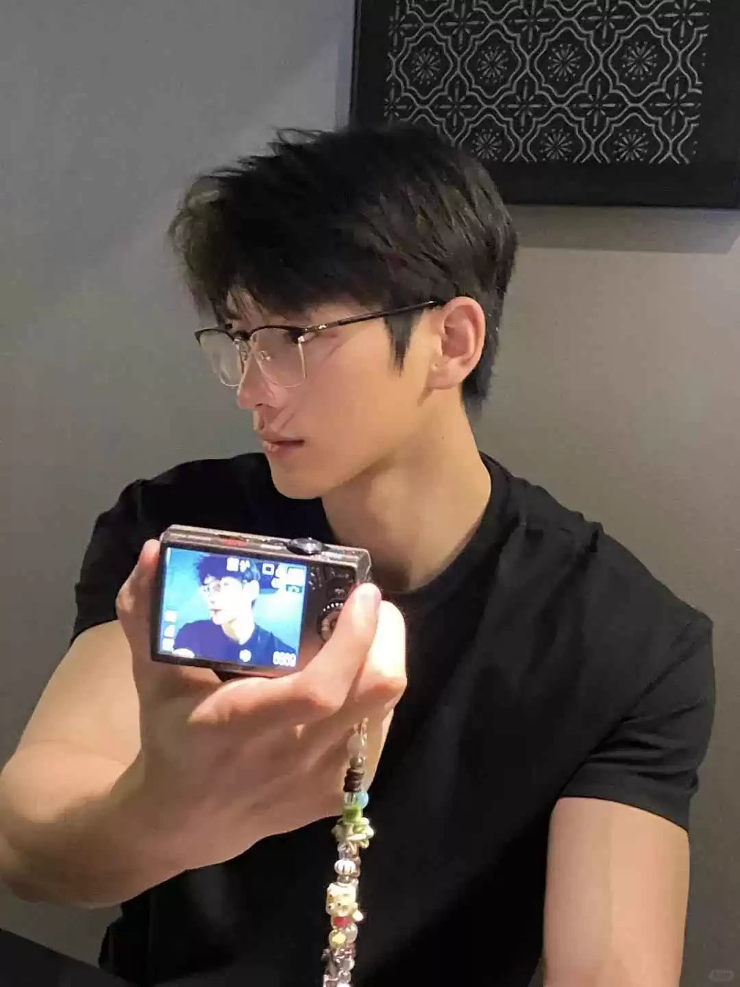 春季男孩时尚穿搭指南:用手机记录帅气生活