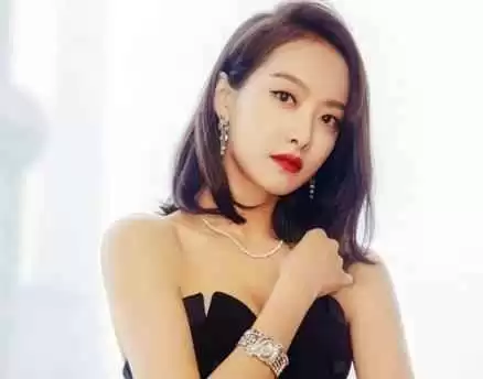 皮短裤穿搭秘籍：跟宋茜杨幂学做秋季酷女孩