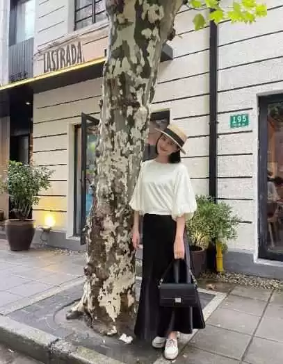 高圆圆穿搭教科书：灯笼袖上衣配缎面裙，轻松穿出女神气质