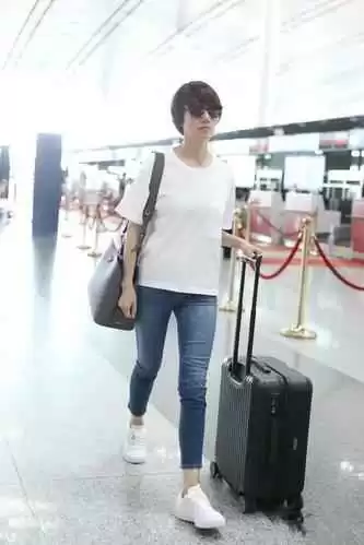 冬季明星穿搭指南：袁泉大衣搭配秘诀，优雅不撞衫