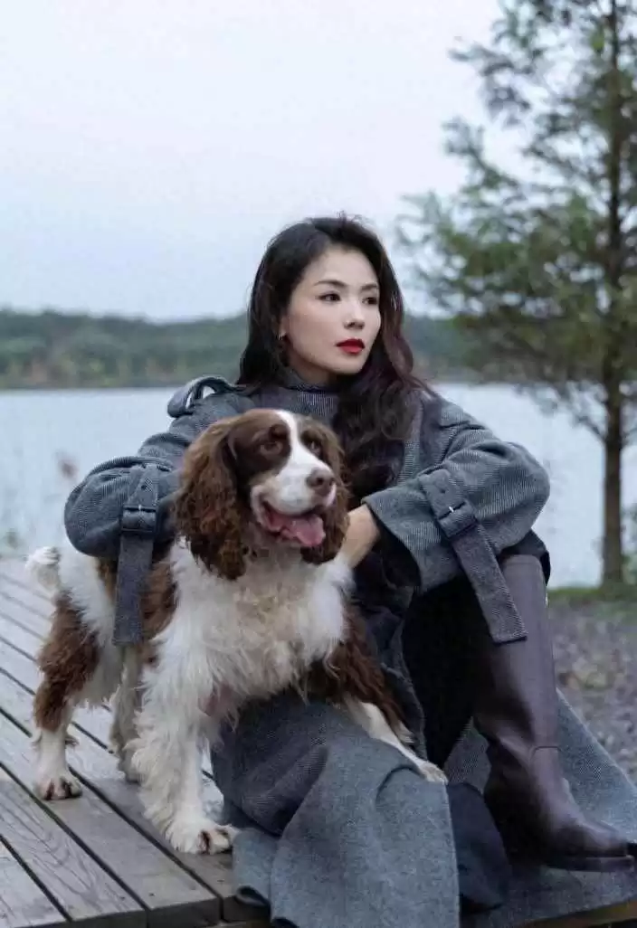 刘涛秋冬穿搭秘籍：油画卷发配灰大衣，时髦减龄超有范儿