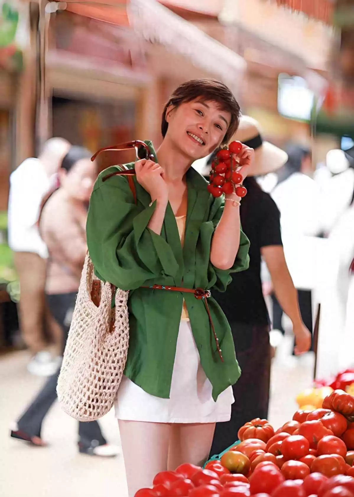 53岁吴越的买菜穿搭风靡网络!中年女性照穿就时髦 53岁吴越的买菜穿搭风靡网络!中年女性照穿就时髦