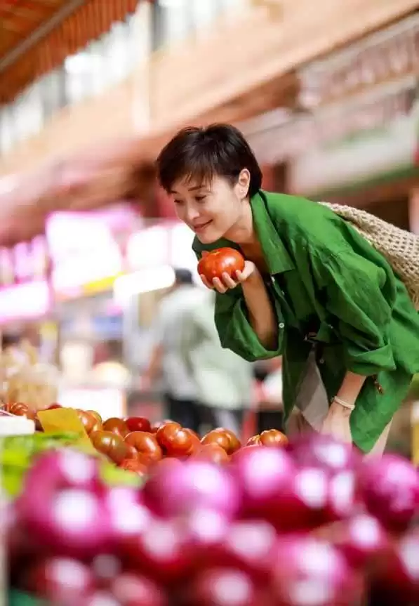 53岁吴越的买菜穿搭风靡网络!中年女性照穿就时髦