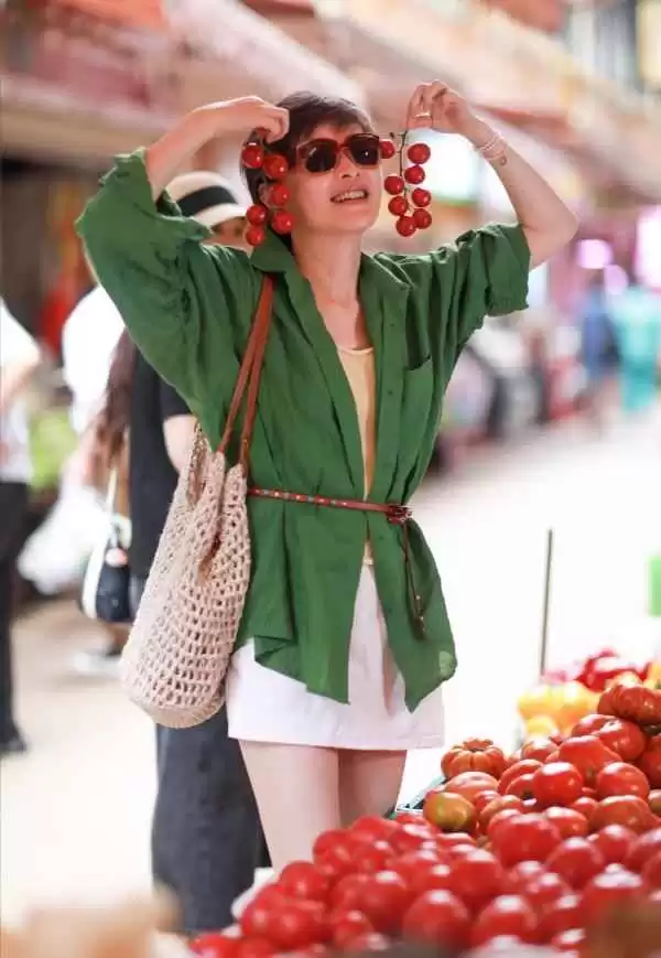 53岁吴越的买菜穿搭风靡网络!中年女性照穿就时髦