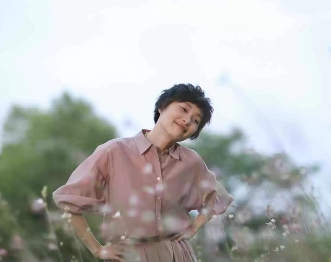 53岁吴越的买菜穿搭风靡网络!中年女性照穿就时髦