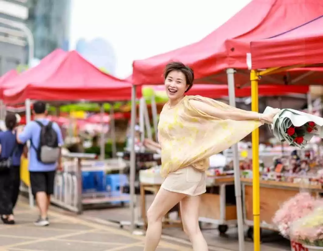 53岁吴越的买菜穿搭风靡网络!中年女性照穿就时髦