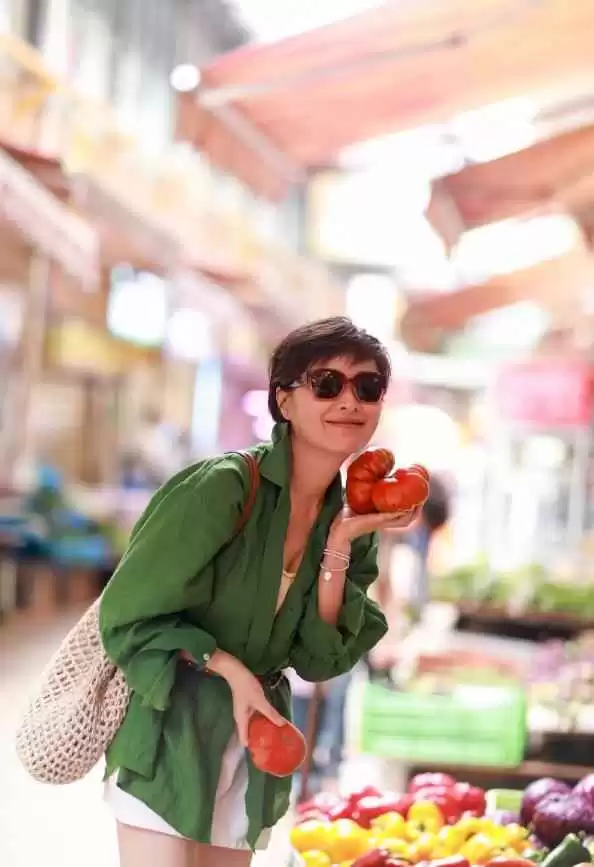 53岁吴越的买菜穿搭风靡网络!中年女性照穿就时髦