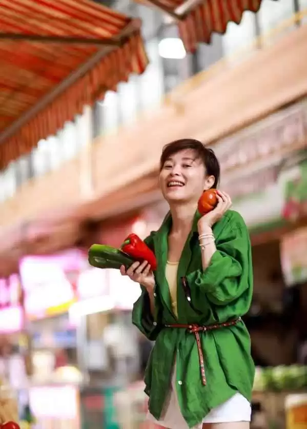 53岁吴越的买菜穿搭风靡网络!中年女性照穿就时髦