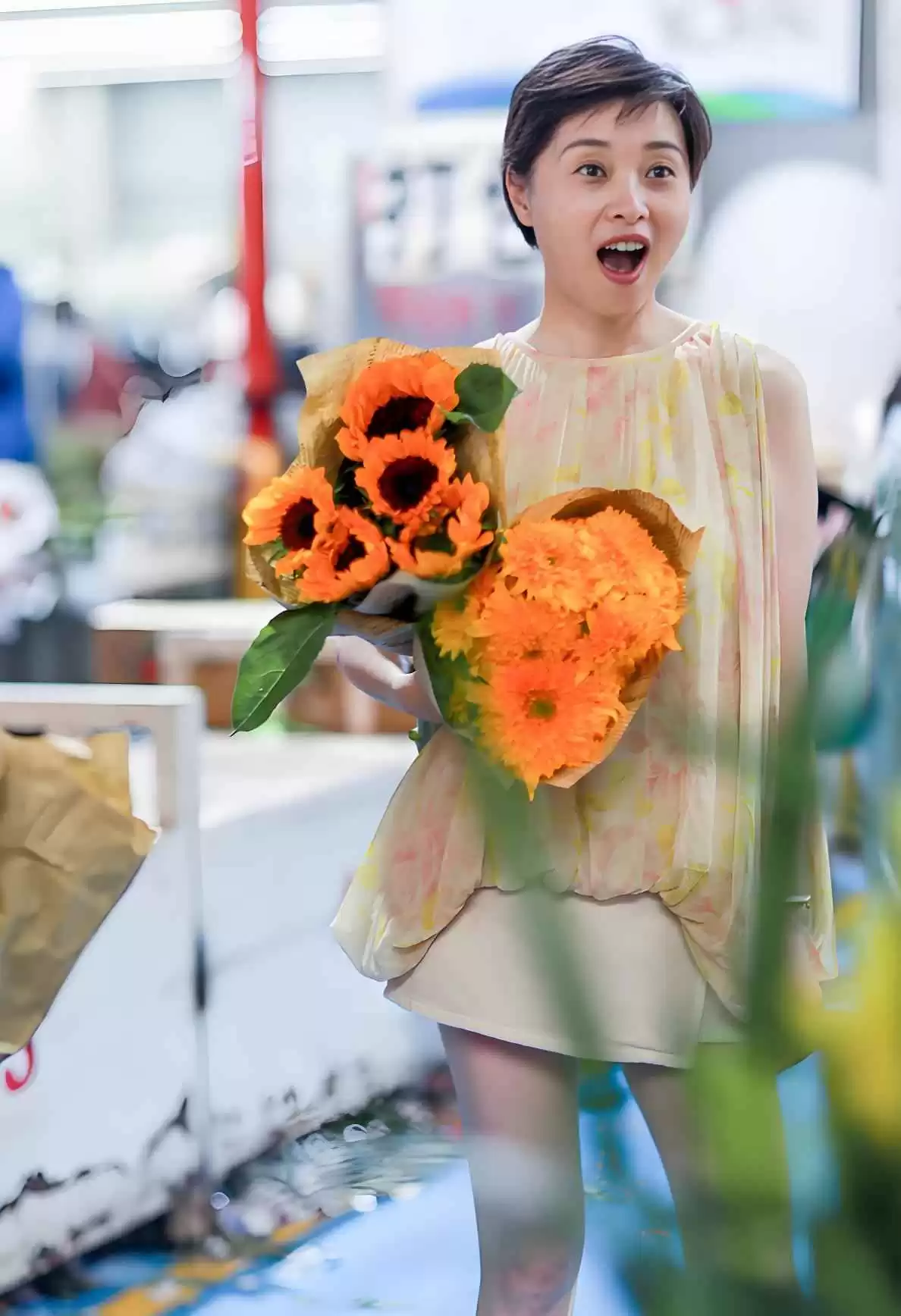 53岁吴越的买菜穿搭风靡网络!中年女性照穿就时髦