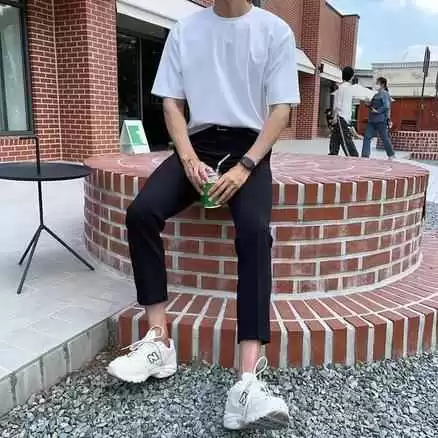 学生穿衣搭配新趋势：校服围腰潮流复古回归，轻松穿出个性风格！