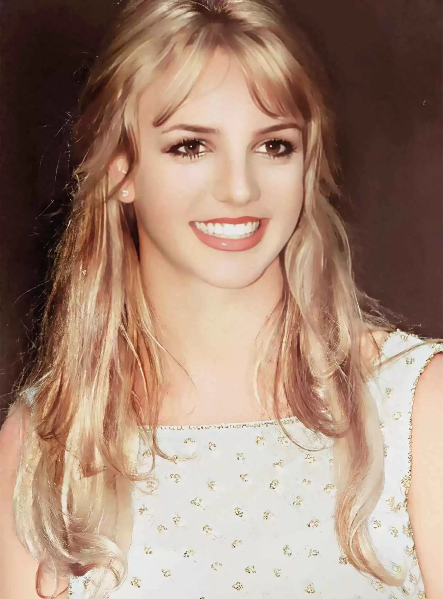 43岁布兰妮穿搭蜕变：圆脸身材如何驾驭时尚？从甜美偶像到随性风格全解析