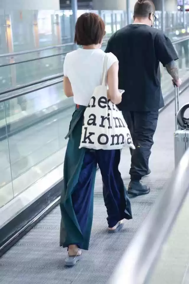 马伊琍的水桶裤穿搭技巧：瘦子也能穿出飘逸大气感