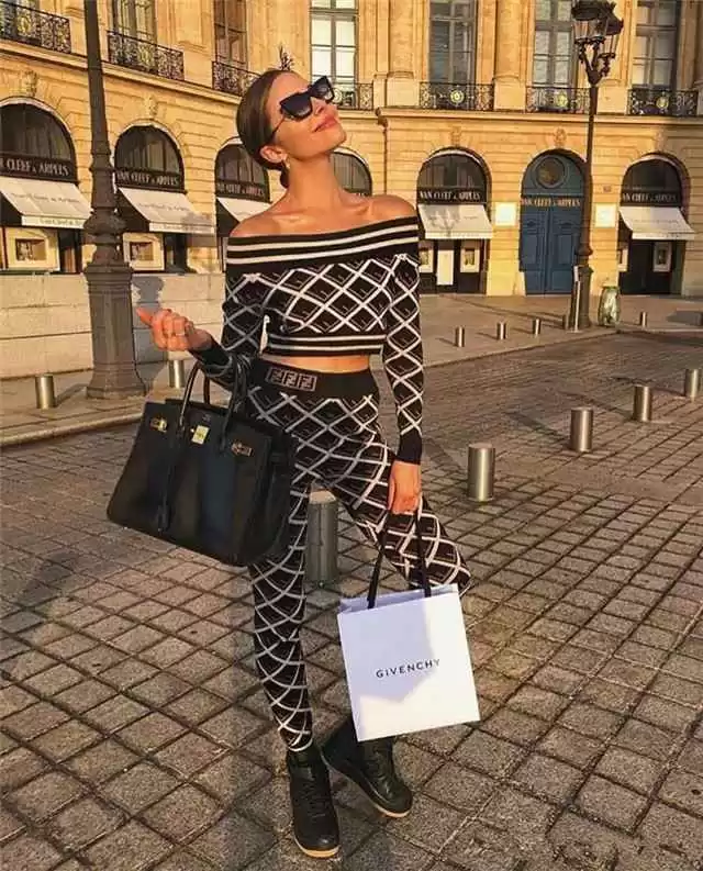 平胸初秋穿衣搭配 “平胸女”穿衣有妙招,搭配时谨记这3招,轻松逆袭完美S型曲线