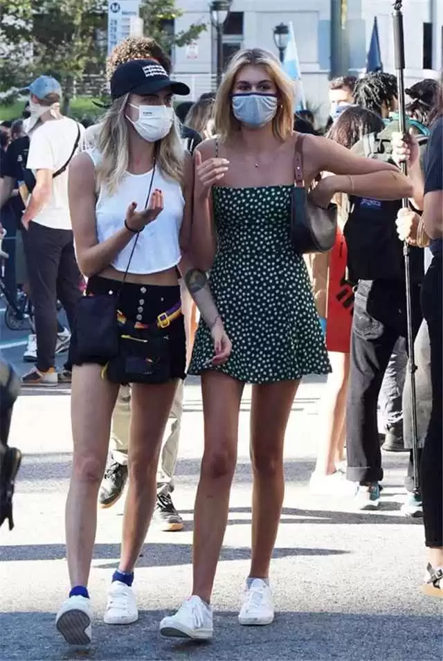 平胸初秋穿衣搭配 “平胸女”穿衣有妙招,搭配时谨记这3招,轻松逆袭完美S型曲线