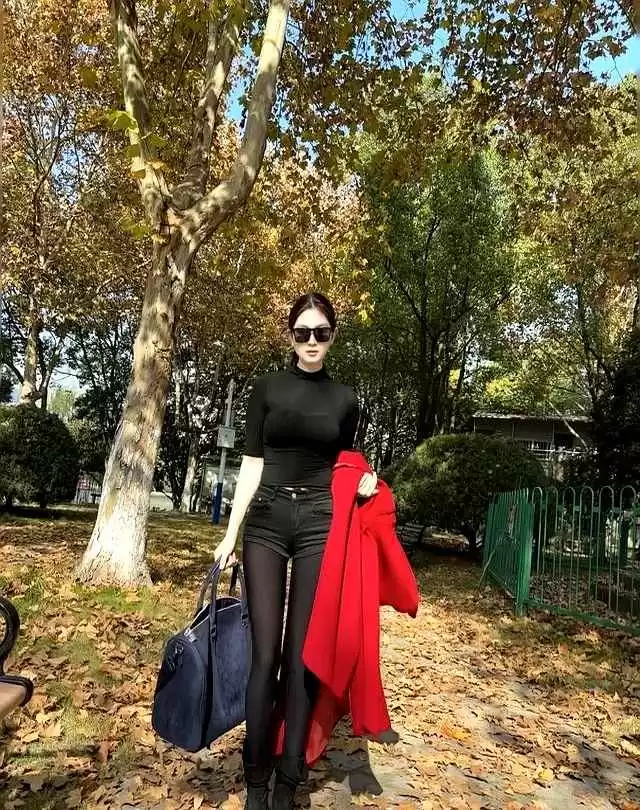 脸黑穿衣搭配秘诀:气质女人如何用黑色穿出高级感