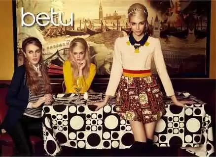 杨幂穿搭全攻略：从甜酷街头到复古摩登，轻松驾驭幂式气场