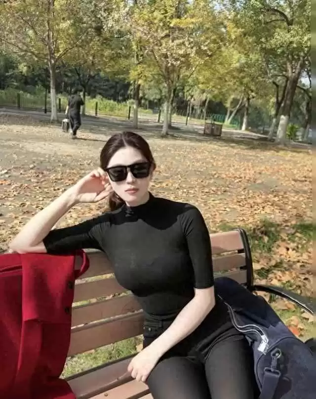 黑女生穿衣搭配秘籍：气质女人的黑色时尚指南