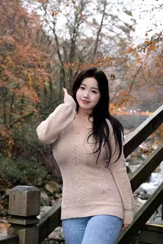 微胖女生穿搭指南：有肉身材也能穿出时尚自信