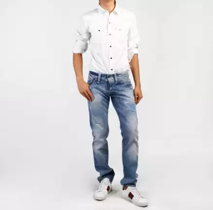 雨天男士穿搭攻略：牛仔裤配运动鞋，年轻帅气日常穿