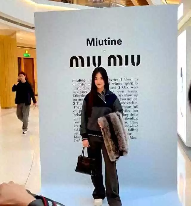 胖学生穿搭指南：王诗龄自信造型击败何超莲