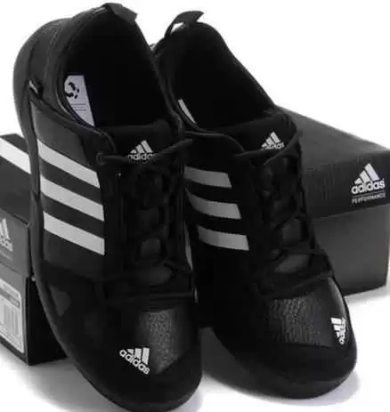 男阿迪达斯穿衣搭配 冲锋衣+运动鞋，才是中年男人秋冬加分打扮，既暖又帅，谁穿谁帅