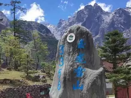 江南旅游穿搭攻略:黑衬衫配绿半裙,轻松穿出古镇诗意风 江南旅游穿搭攻略:黑衬衫配绿半裙,轻松穿出古镇诗意风