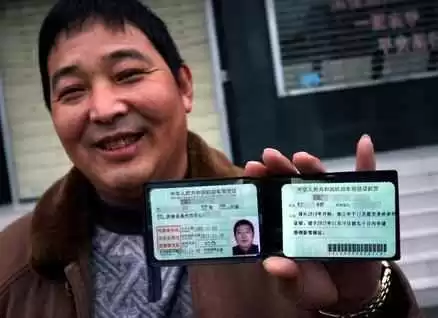 学驾照穿衣搭配指南：驾驶证照片要求全解析