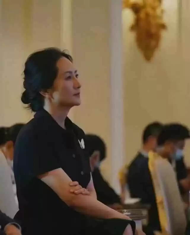 名媛穿衣搭配指南：跟孟晚舟学简约高级感，不追潮流更显气质