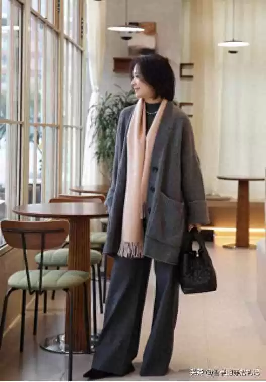 大骨架女生穿搭秘籍：大衣+阔腿裤，中年女性的高级显瘦指南