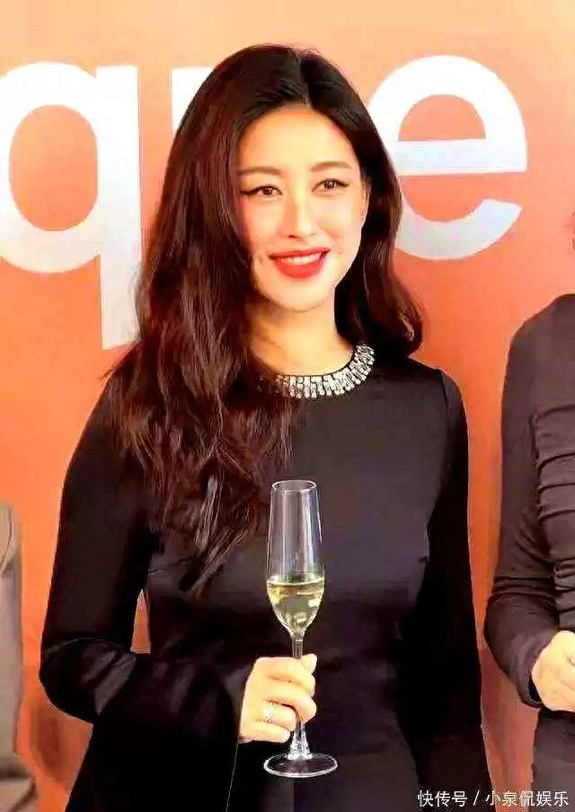 圆脸明星穿衣搭配：41岁朱珠三里屯亮相，圆脸梨涡红唇吸睛，微胖身材穿黑裙太惊艳