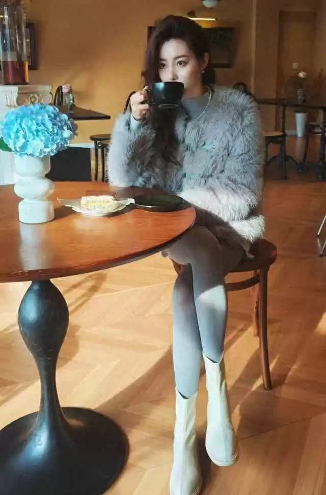 灰貂穿搭全攻略:高级灰名媛范,灰色皮草配打底裤超吸睛 灰貂穿搭全攻略:高级灰名媛范,灰色皮草配打底裤超吸睛