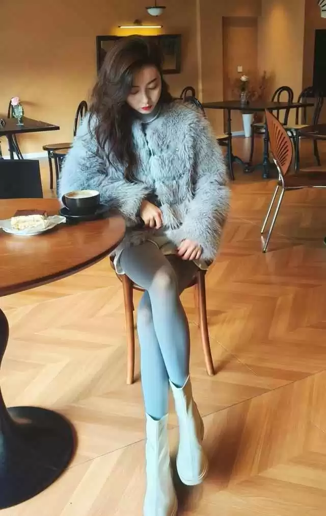 灰貂穿搭全攻略:高级灰名媛范,灰色皮草配打底裤超吸睛