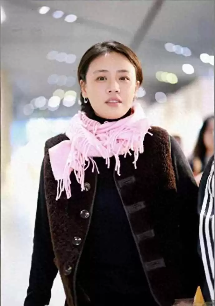 马思纯机场穿搭指南：毛衣+马甲+阔腿裤，轻松穿出明星范儿！