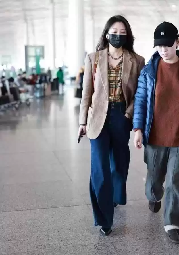 殷桃夏季西装穿搭惊艳全场!告别奶奶裤乐福鞋,这样穿更时髦高级