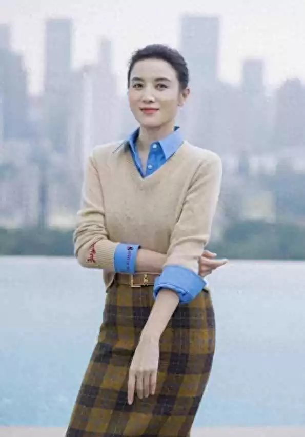 跟宋佳学秋季穿搭：衬衫叠穿新玩法，不配裤子更显高级