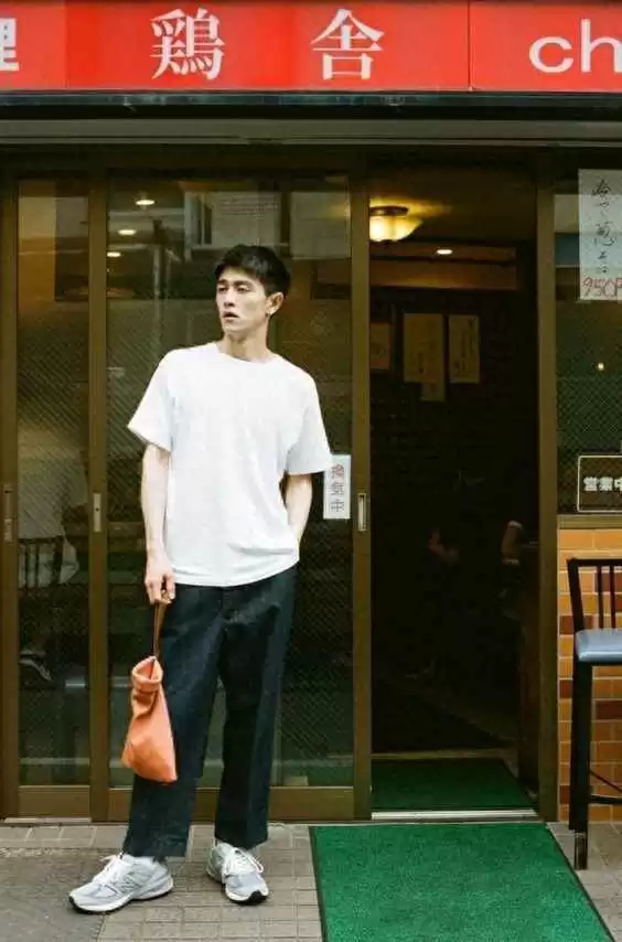 高瘦男生穿搭秘籍：3款衣服让你告别单薄，秒变型男